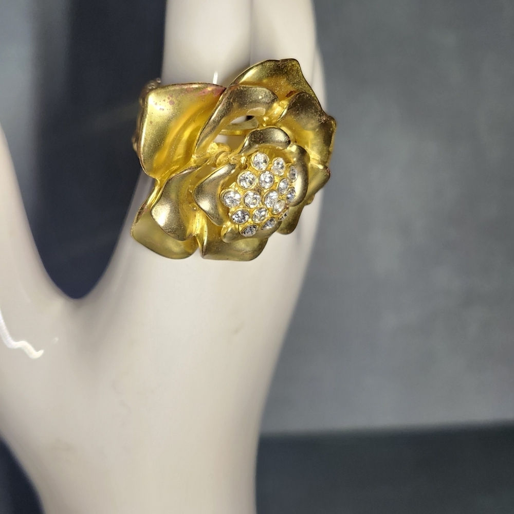 Vintage Rhinestones Gold Tone Ring Cocktail Large Flower Stretch Band - Picture 5 of 6